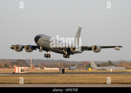 Nouvellement affectés à la 100e ARW, ce KC-135 sort de Mildenhall sur la piste 29 en début de soirée la lumière. Banque D'Images