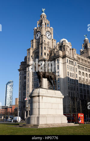 Edward vii statue pier head bâtiments liverpool uk Banque D'Images