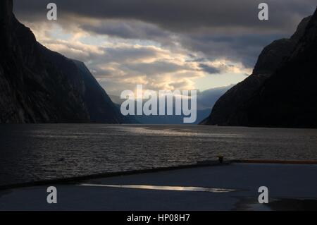 Coucher de soleil sur le fjord Banque D'Images