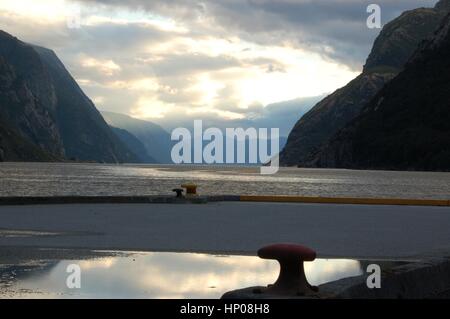 Coucher de soleil sur le fjord Banque D'Images