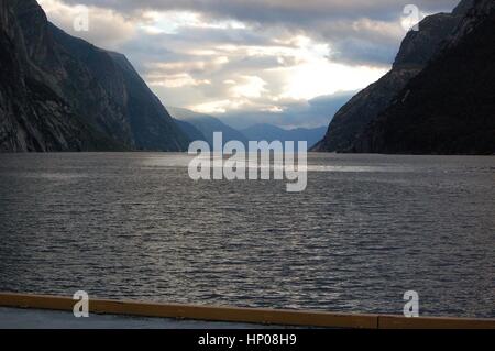 Coucher de soleil sur le fjord Banque D'Images