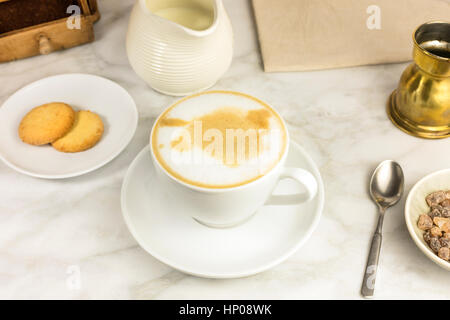 Café avec du lait, du beurre et du lait cookie jar Banque D'Images