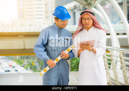Homme d'affaires arabes et ingénieur consulting réunion extérieur avec arrière-plan de la ville. Banque D'Images