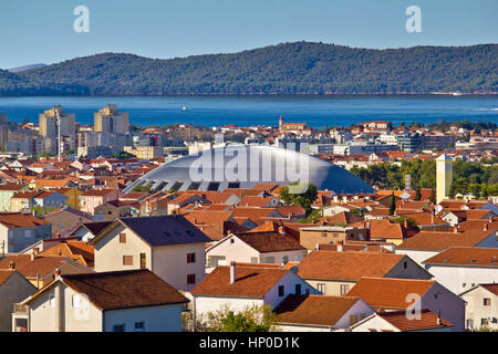 Dans l'adriatique vue hall coupole ville de Zadar, Dalmatie, Croatie Banque D'Images