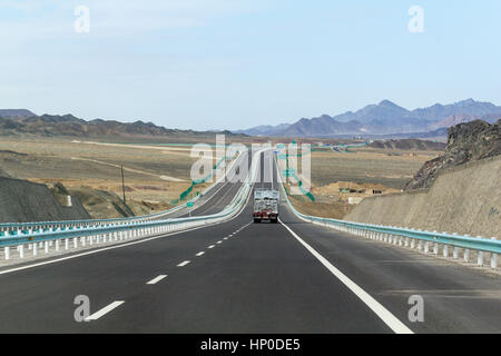 Transport de camions, route Turpan-Shanshan, région autonome du Xinjiang, Chine. Banque D'Images