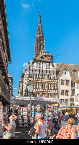 Les touristes en face de hat et boutique de souvenirs, Strasbourg, centre-ville historique Banque D'Images