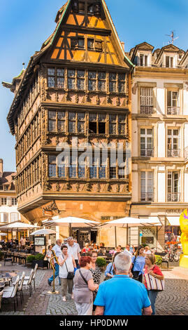 Scène de rue à la place de la cathédrale en face de l'office de tourisme de Strasbourg, Banque D'Images