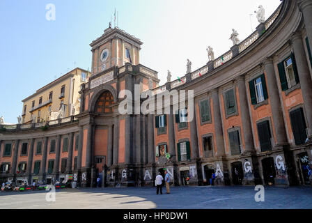 Piazza Dante, Naples, Italie. Le complexe de la pension nationale (Convitto Nazionale) est l'un des complexes historiques et religieux à Naples ; c'est au cœur du centre historique, la Piazza Dante. Elle a été fondée en 1768 par Ferdinando IV di Borbone. Il abrite actuellement une école primaire, une école secondaire et trois écoles secondaires. Banque D'Images