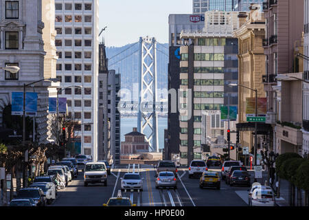 Voir l'éditorial de California Street, San Francisco Bay Bridge avec arrière-plan. Banque D'Images