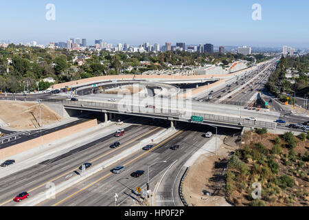 LOS ANGELES, CALIFORNIE - Le 17 août 2014 : Dimanche après-midi le trafic sur Los Angeles est occupé à San Diego 405 Freeway à Sunset Blvd. Banque D'Images