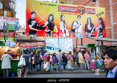 File de gens à l'arrêt de bus, dans l'Avenida Mariscal Santa Cruz, La Paz, Bolivie Banque D'Images