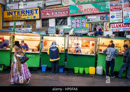 Des stands de nourriture de rue, dans l'Avenida Mariscal Santa Cruz, La Paz, Bolivie Banque D'Images