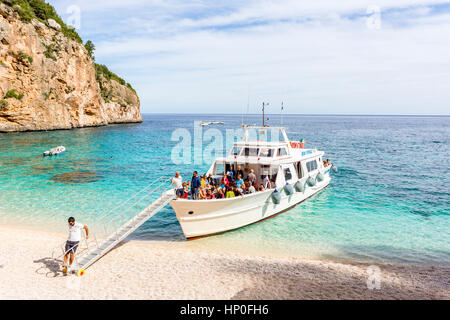 Bateau de tourisme arrive à la petite plage de Cala Biriola, golfe d'Orosei, parc national du Gennargentu, Nuoro, Italie Sardaigne. Banque D'Images