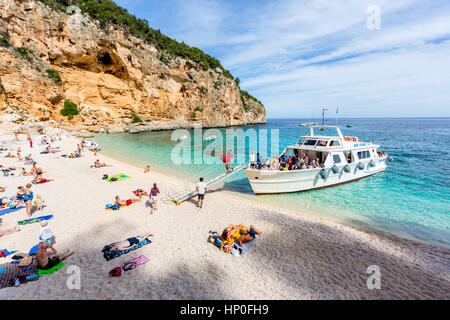 Bateau de tourisme arrive à la petite plage de Cala Biriola, golfe d'Orosei, parc national du Gennargentu, Nuoro, Italie Sardaigne. Banque D'Images