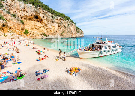 Bateau de tourisme arrive à la petite plage de Cala Biriola, golfe d'Orosei, parc national du Gennargentu, Nuoro, Italie Sardaigne. Banque D'Images