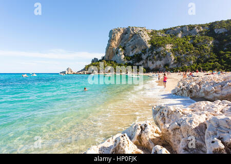 La plage de Cala Luna charmin au coucher du soleil, du golfe d'Orosei, parc national du Gennargentu, Nuoro Sardaigne, Italie Banque D'Images