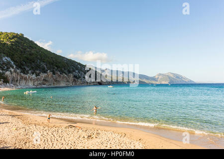 La plage de Cala Luna charmin au coucher du soleil, du golfe d'Orosei, parc national du Gennargentu, Nuoro Sardaigne, Italie Banque D'Images