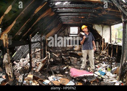 Bill Sweetnam dans sa maison, à Sneyd Park, Bristol, UK, qui avait été gravement endommagé par un incendie Banque D'Images