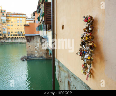 Grappe de cadenas sur le Ponte Vecchio, Florence, Italie. Banque D'Images