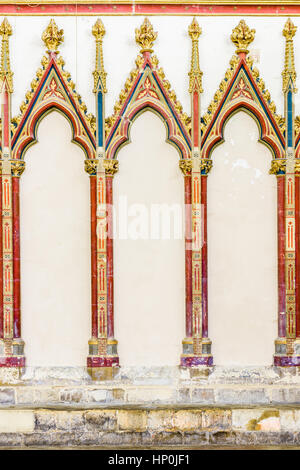 Arches décoratives sur un mur de la Salle Capitulaire à la cathédrale de Canterbury, Angleterre. Banque D'Images