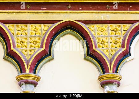 Arches décoratives sur un mur de la Salle Capitulaire à la cathédrale de Canterbury, Angleterre. Banque D'Images