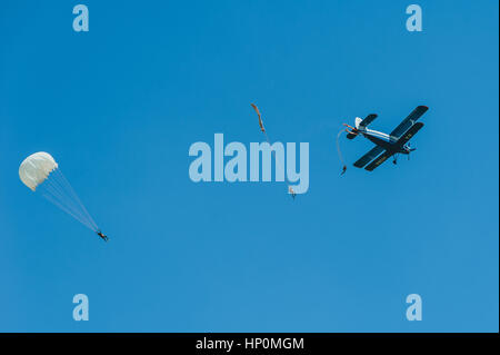 Le parachutisme avec avion biplan dans le ciel flying club formateur Banque D'Images