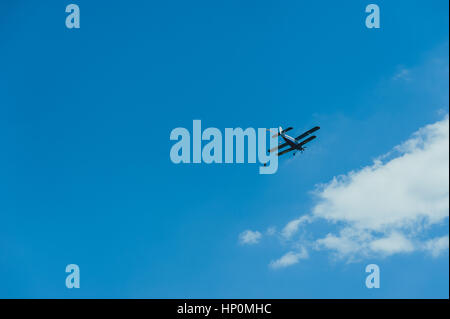 Le parachutisme avec avion biplan dans le ciel flying club formateur Banque D'Images