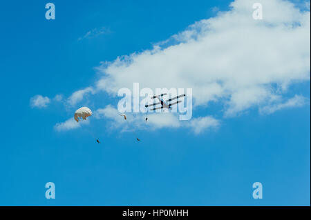 Le parachutisme avec avion biplan dans le ciel flying club formateur Banque D'Images