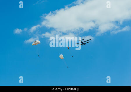 Le parachutisme avec avion biplan dans le ciel flying club formateur Banque D'Images