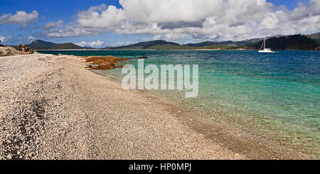 Whitsundays Island Coral Beach sur l'île de corail sur une journée ensoleillée. Pristine, destination éloignées et isolées pour l'éco tourisme dans un paradis tropical. Banque D'Images