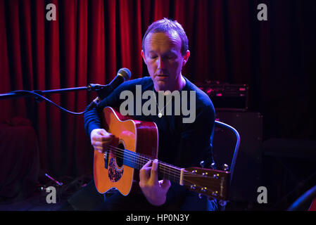 Londres, Royaume-Uni. 16 Février, 2017. Chanteur et auteur-compositeur écossais Peter MacLeod en direct sur scène avec le guitariste Steve Cradock au London's Rats d'eau. Stephen John 'Steve' Cradock est un guitariste anglais, surtout connu pour jouer dans le groupe rock Ocean Colour Scene. Cradock joue aussi de la guitare dans le groupe de Paul Weller, ayant participé à tous les enregistrements solo de Weller après son premier album solo. Credit : Alberto Pezzali/Pacific Press/Alamy Live News Banque D'Images