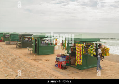 Colombo, SRI LANKA - le 25 novembre : beach stands de nourriture à Galle Face plage à Colombo (Sri Lanka) le 25 novembre 2013. Banque D'Images