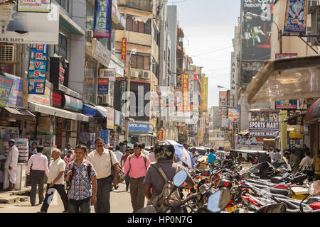 COLOMBO, SRI LANKA - le 25 novembre 2013 : rue commerçante animée à Colombo, Sri Lanka le 25 novembre 2013 Banque D'Images