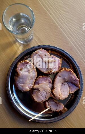 Meze de Apaki traditionnel crétois Tsikoudia et de porc fumé, Raki, Crète, Grèce Banque D'Images