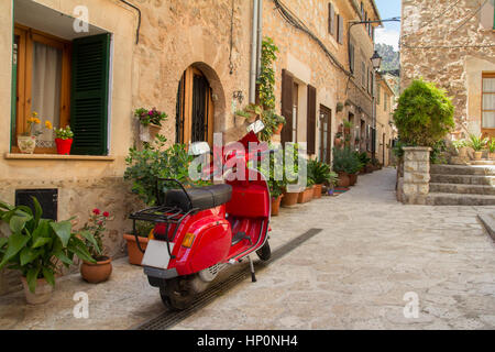 Scooter rétro rouge garée sur street Banque D'Images