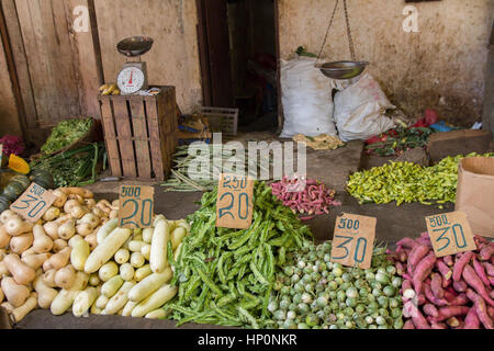 Kiosque de légumes vente de légumes frais sur le marché indien Banque D'Images