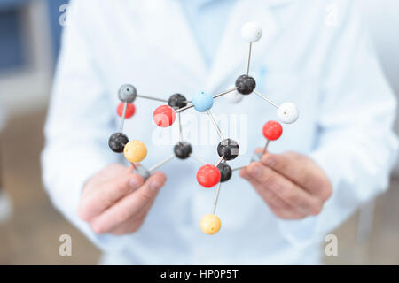 Scientifique en blouse blanche holding molecular model Banque D'Images