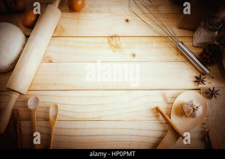 Arrière-plan de table en bois blanc et d'ingrédients de boulangerie avec copie espace, un son chaud et vintage traitées Banque D'Images