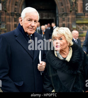 Neil Durden-Smith et son épouse Judith Chalmers au service commémoratif pour la Baronne Rachael Heyhoe Flint Banque D'Images