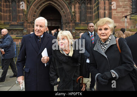 Neil LtoR Durden-Smith et son épouse Judith Chalmers et Angela Rippon au service commémoratif pour la Baronne Rachael Heyhoe Flint Banque D'Images