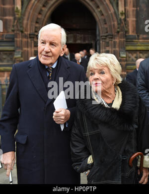 Neil Durden-Smith et son épouse Judith Chalmers au service commémoratif pour la Baronne Rachael Heyhoe Flint Banque D'Images