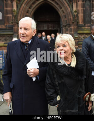 Neil Durden-Smith et son épouse Judith Chalmers au service commémoratif pour la Baronne Rachael Heyhoe Flint Banque D'Images