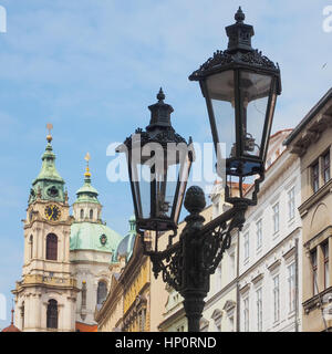 Eglise Saint Nicolas à Prague, en République tchèque, avec lampe de rue au premier plan Banque D'Images