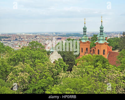 Vue aérienne de Prague, en République tchèque, avec l'église Saint-Laurent à l'avant-plan Banque D'Images