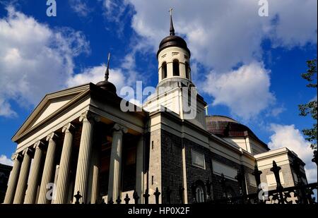 Baltimore, Maryland - Juillet 23, 2013 : Baltimore basilique construite en 1821 avec sa façade néo-classique et les coupoles de l'ouest a été la première cathédrale catholique Banque D'Images