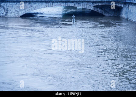 La montée des eaux au cours d'une période d'inondation de la Seine, Paris, France Banque D'Images