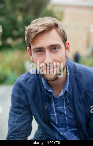 Jeune homme outdoors, portrait Banque D'Images