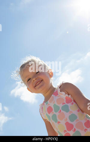 Little girl outdoors, portrait Banque D'Images