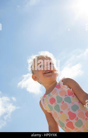 Little girl outdoors, portrait Banque D'Images