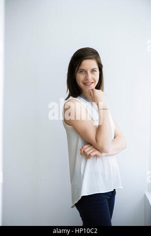Femme avec la main sous le menton, smiling, portrait Banque D'Images